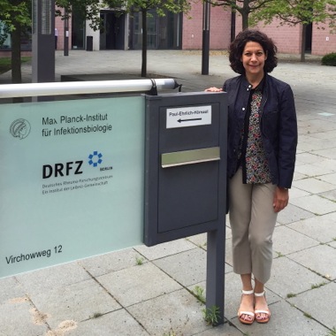 Bonnie Bassler in Berlin“One of the most fantastic trips of my life.” Bonnie Bassler (HHMI and Princeton University) has recently returned from a month in Berlin where she spent her VVP sabbatical at the Max Planck Institute for Infection Biology. Bonnie Bassler’s group investigates cell-cell communication in bacteria, a process called quorum sensing that controls bacterial pathogenicity. Arturo Zychlinsky, her VVP host, is a cell biologist and immunologist who studies infectious diseases from the host
